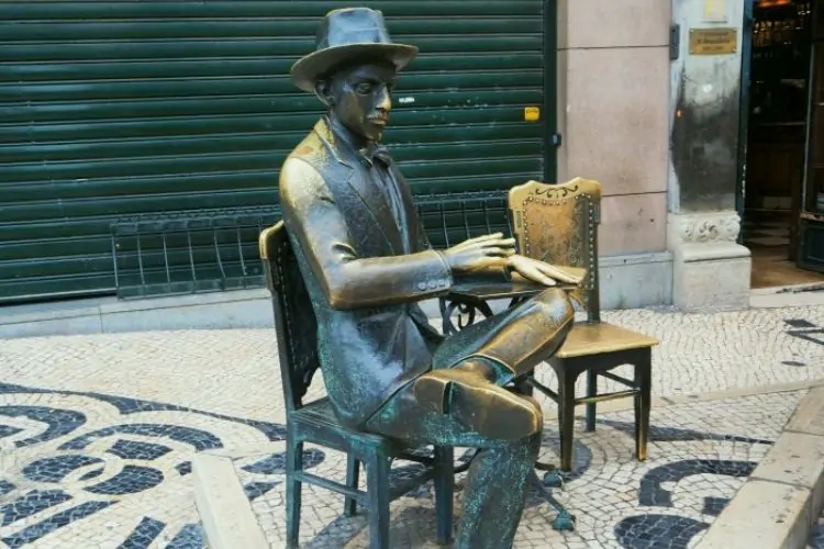 Povo português conheça as suas origens e característicasEstátua de Fernando Pessoa em frente ao Café A Brasileira.
